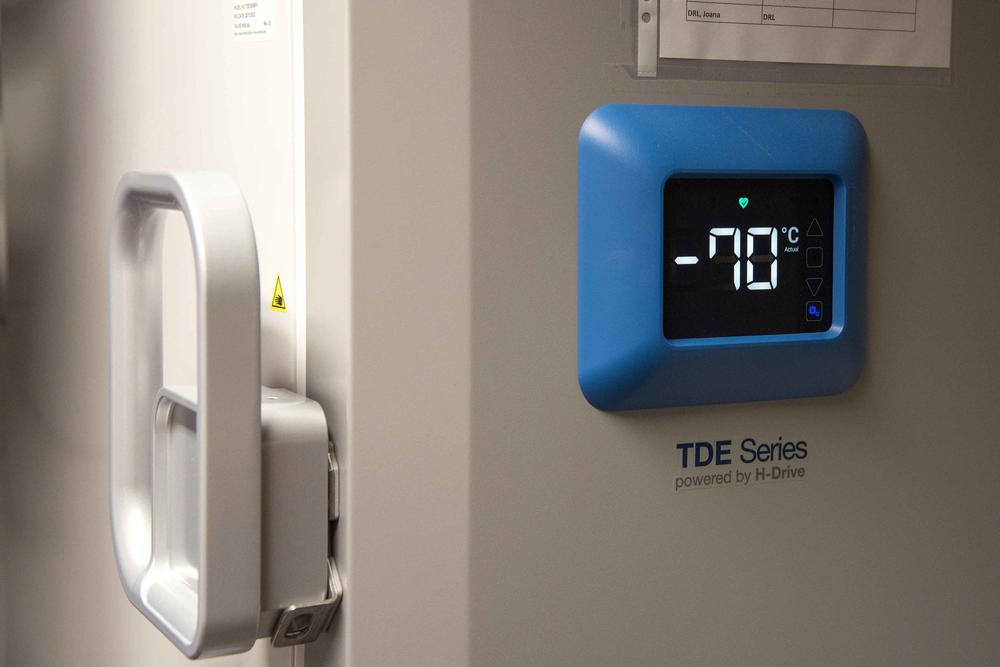 Kleine Maßnahme, große Wirkung: Statt minus 80 Grad werden die Ultratiefkühlschränke mit minus 70 Grad betrieben. Das Ergebnis: 40 Prozent weniger Energieverbrauch.
