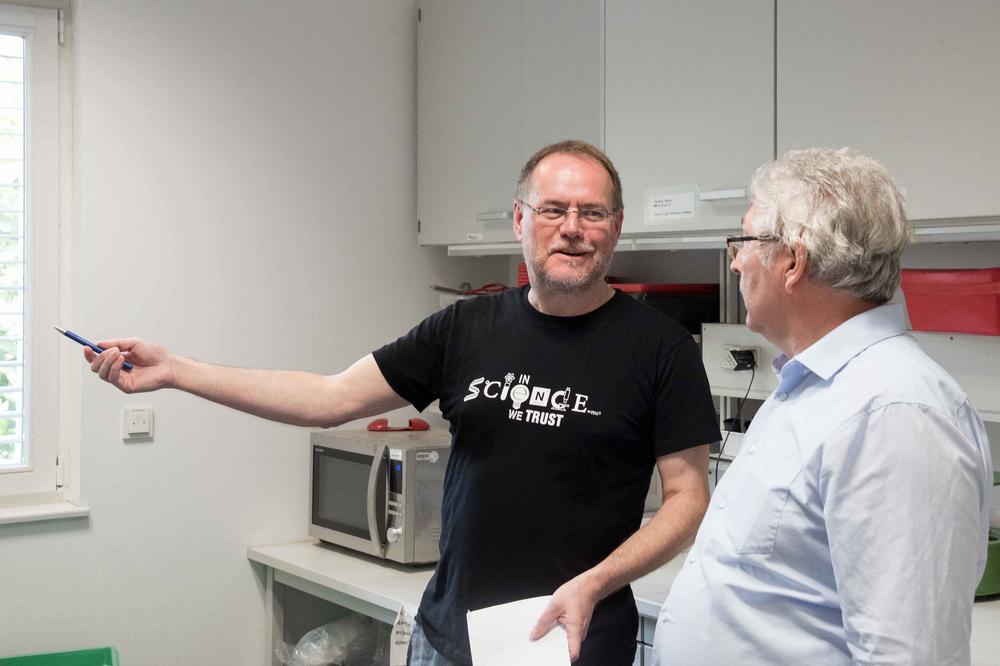 Matthias Rillig, Professor für Ökologie am Fachbereich Biologie, Chemie, Pharmazie der Freien Universität, versucht mit seinem Team auch in der Forschung den Plastikverbrauch zu reduzieren.