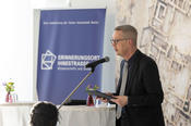 „Es gibt Untaten, über die kein Gras wächst – und auch kein Gras wachsen darf“, sagte Günter M. Ziegler, Präsident der Freien Universität, anlässlich der Eröffnung des Erinnerungsorts Ihnestraße.