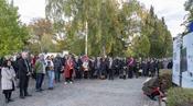 Zahlreiche Menschen waren gekommen, um der Opfer der rassistischen Menschenexperimente in der Ihnestraße 22 zu gedenken.
