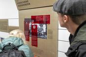 Die Ausstellungsstation „ERSTKLASSIG FORSCHEN - FORSCHEND AUSGRENZEN“ erläutert die rassistische und menschenverachtende Ideologie, mit der die Mediziner Eugen Fischer und Otmar von Verschuer forschten.
