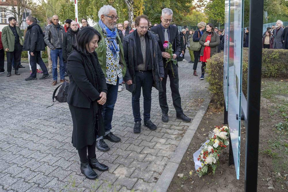 Stilles Gedenken: Petra Rosenberg, Landesverband Deutscher Sinti und Roma Berlin-Brandenburg, Israel Kaunatjike, Vertreter der Herero in Deutschland, Doron Kiesel, Zentralrat der Juden in Deutschland, und Universitätspräsident Günter M. Ziegler.