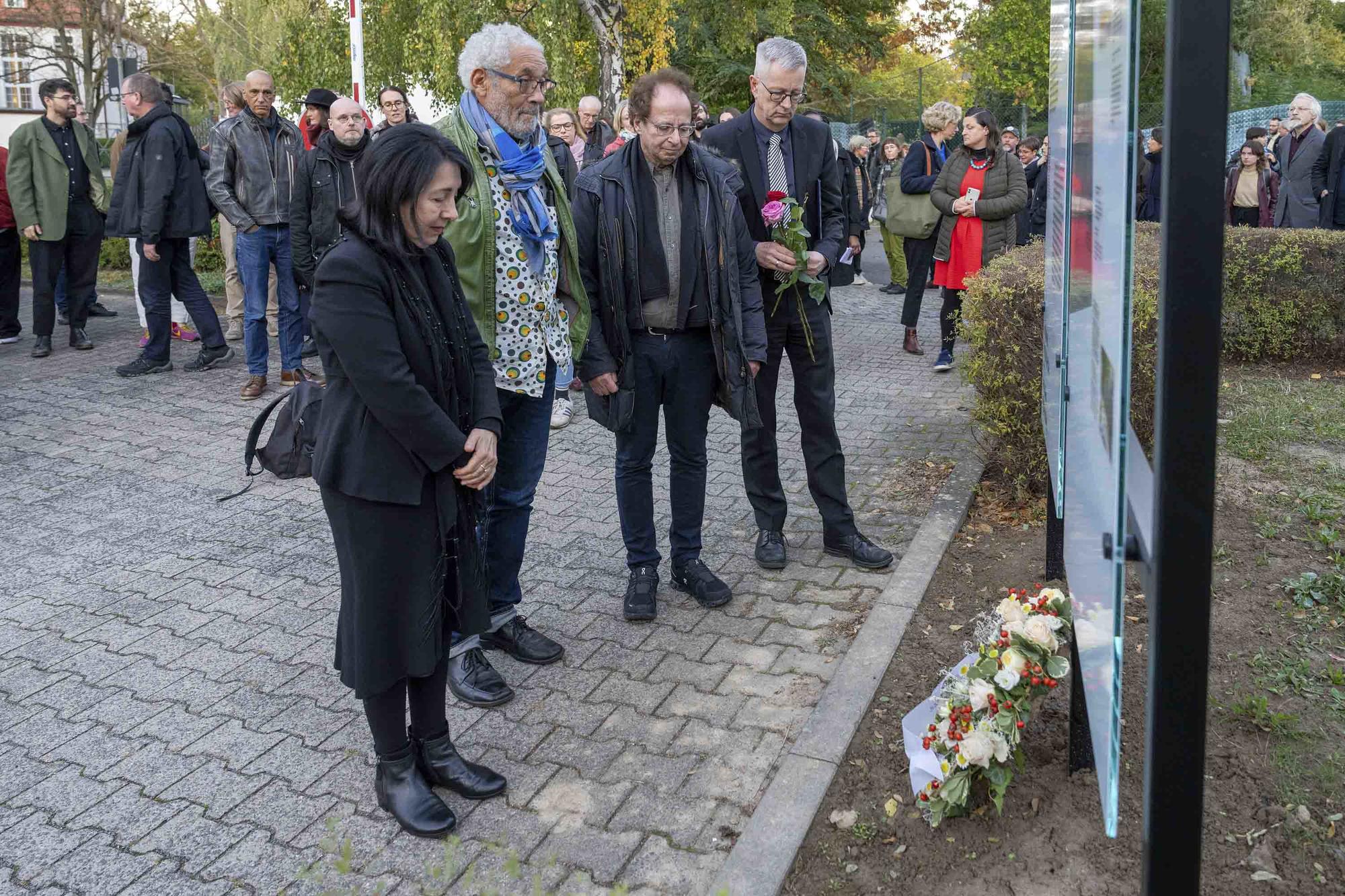 Stilles Gedenken: Petra Rosenberg, Landesverband Deutscher Sinti und Roma Berlin-Brandenburg, Israel Kaunatjike, Vertreter der Herero in Deutschland, Doron Kiesel, Zentralrat der Juden in Deutschland, und Universitätspräsident Günter M. Ziegler.