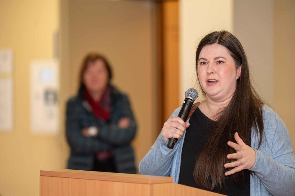 Sarah Bellows-Blakely forscht als Wissenschaftshistorikerin zur Geschichte der institutionellen Reaktionen auf sexuelle Belästigung an den Berliner Universitäten seit Mitte des 20. Jahrhunderts.