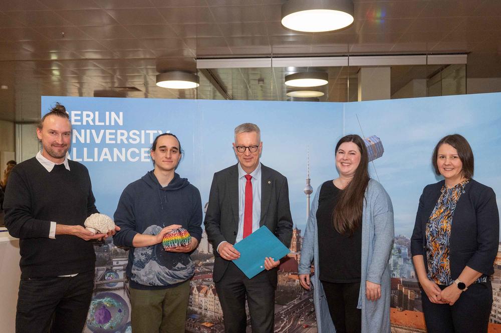 Die Berlin University Alliance in Dahlem (v.l.n.r.): Dr. rer. nat. Timo Torsten Schmidt, Michael Migacev, Universitätspräsident Prof. Dr. Günter Ziegler, Dr. Sarah Bellows-Blakely und Dr. Dagmara Weckowska.