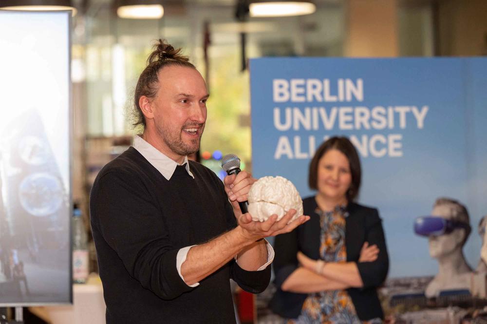 „Das hier ist mein Gehirn“ sagte Dr. Timo Torsten Schmidt über das Modell aus einem 3D-Drucker, das im Rahmen des Projekts „Print your brain“ entstanden ist, das Projekt ist am „Center for Cognitive Neuroscience Berlin“ angesiedelt.
