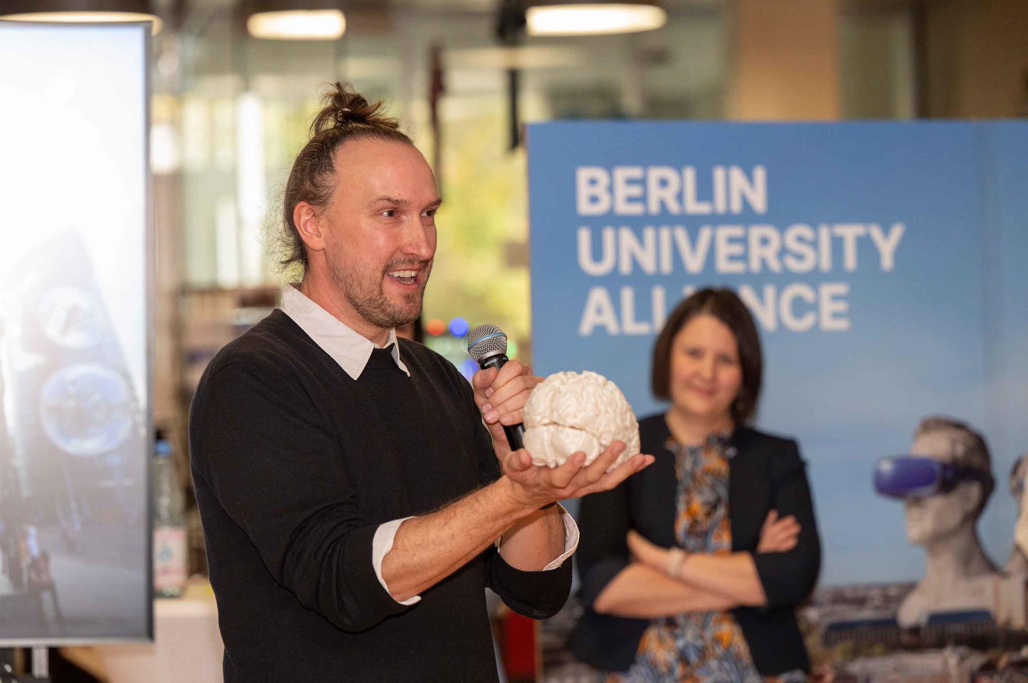 „Das hier ist mein Gehirn“ sagte Dr. Timo Torsten Schmidt über das Modell aus einem 3D-Drucker, das im Rahmen des Projekts „Print your brain“ entstanden ist, das Projekt ist am „Center for Cognitive Neuroscience Berlin“ angesiedelt.