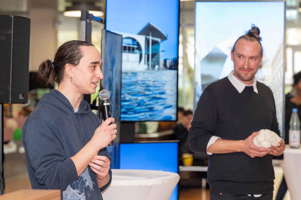 Michael Migacev (l.) wird „Print your brain“ als Projekt fortführen und kann damit schon frühzeitig Lehrerfahrung sammeln.