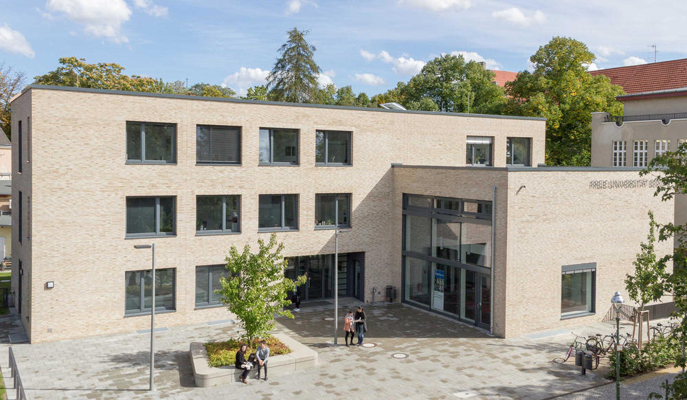 Klar strukturierte Gestaltung mit Klinkerbekleidung und großzügiger Verglasung: Das Studierenden-Service-Center im Jahr 2015
