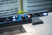 Auf dem großen Display des Vocatex-Lesegeräts lassen sich Texte vergrößern, Fotos und Gegenstände betrachten sowie Formulare ausfüllen.