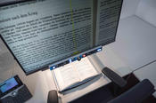 Wenn das Lesen zu anstrengend wird, lässt sich per Knopfdruck die Sprachausgabe aktivieren, und die Texte werden vorgelesen. Dank weniger Tasten ist das Gerät einfach zu bedienen.