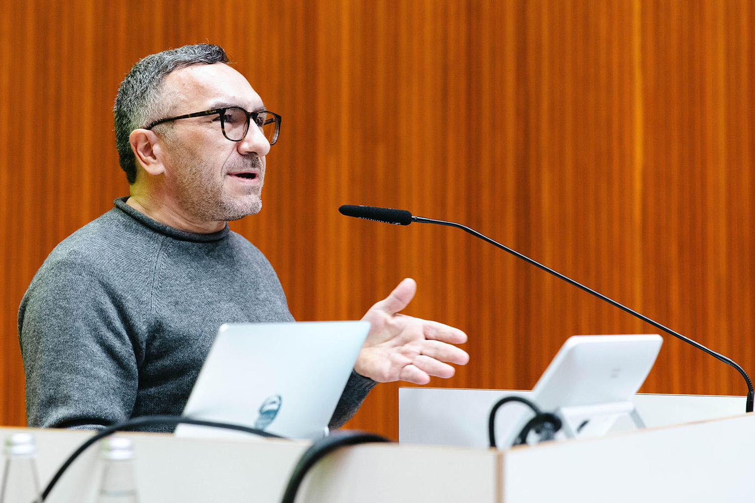 Philosphieprofessor Robin Celikates am Rednerpult im Hörsaal