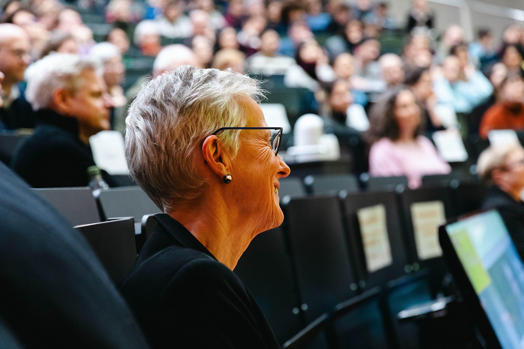 Politikwissenschaftlerin Wendy Brown wartet in der Sitzreihe des Hörsaals auf den Beginn ihres Vortrags