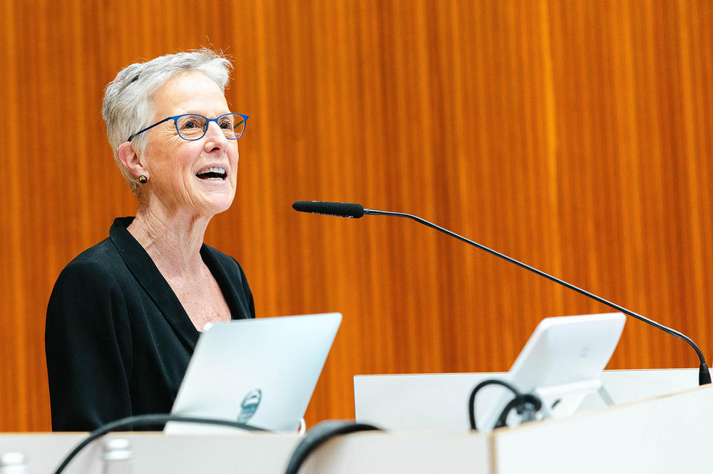 Politikwissenschaftlerin Wendy Brown am Rednerpult im Hörsaal