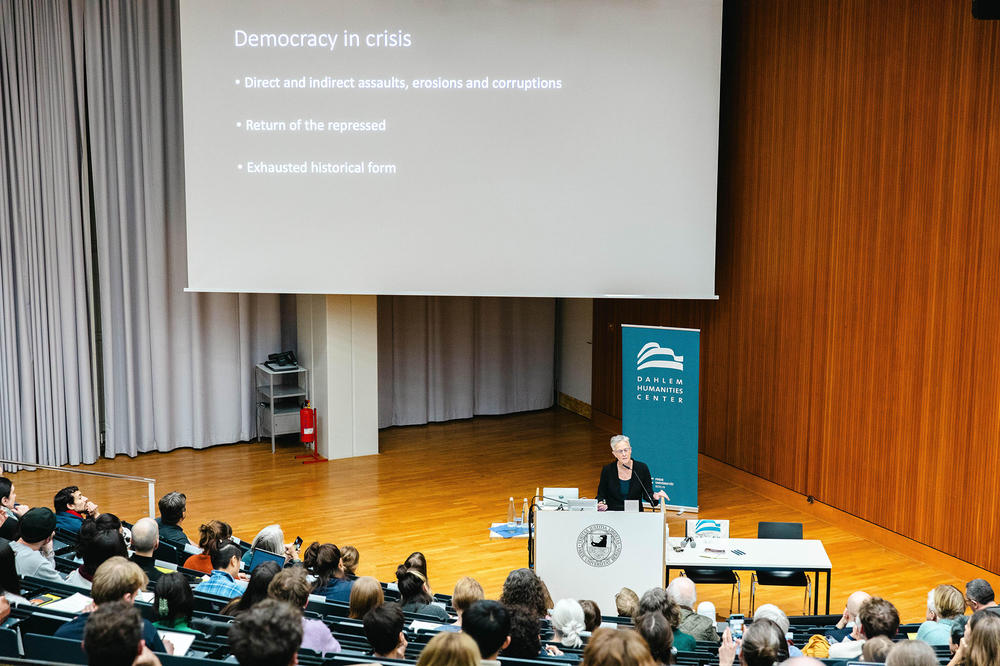 Panorama des gut besuchten Hörsaals mit Wendy Brown am Rednerpult