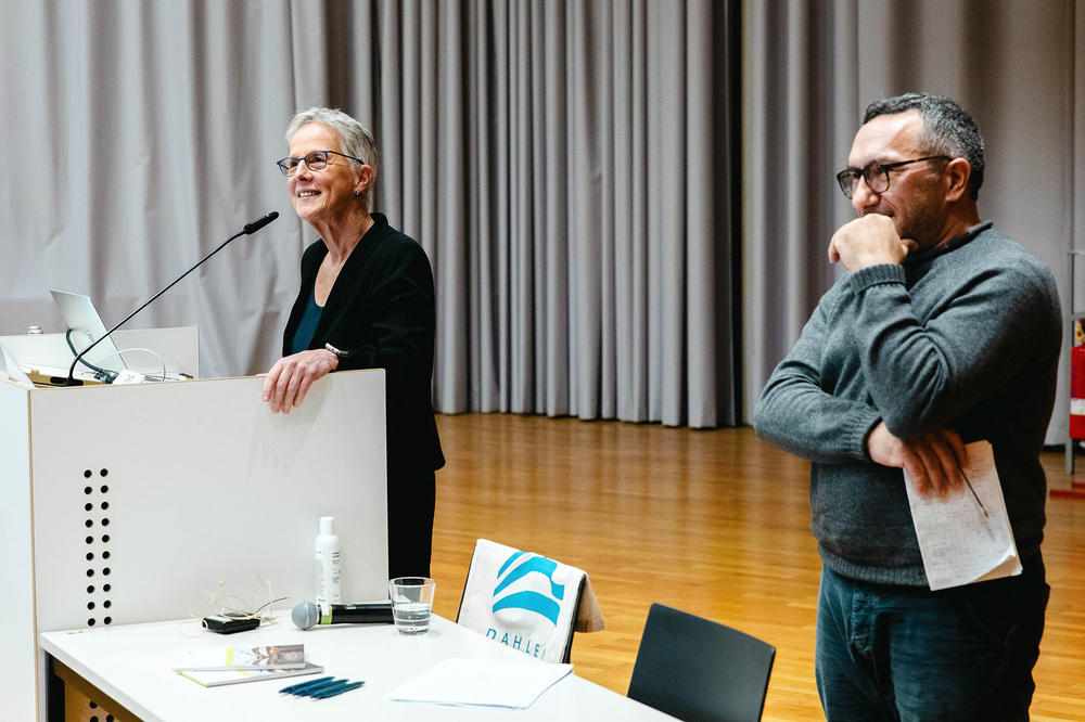 Robin Celikates und Wendy Brown am Rednerpult während der Diskussion mit dem Publikum