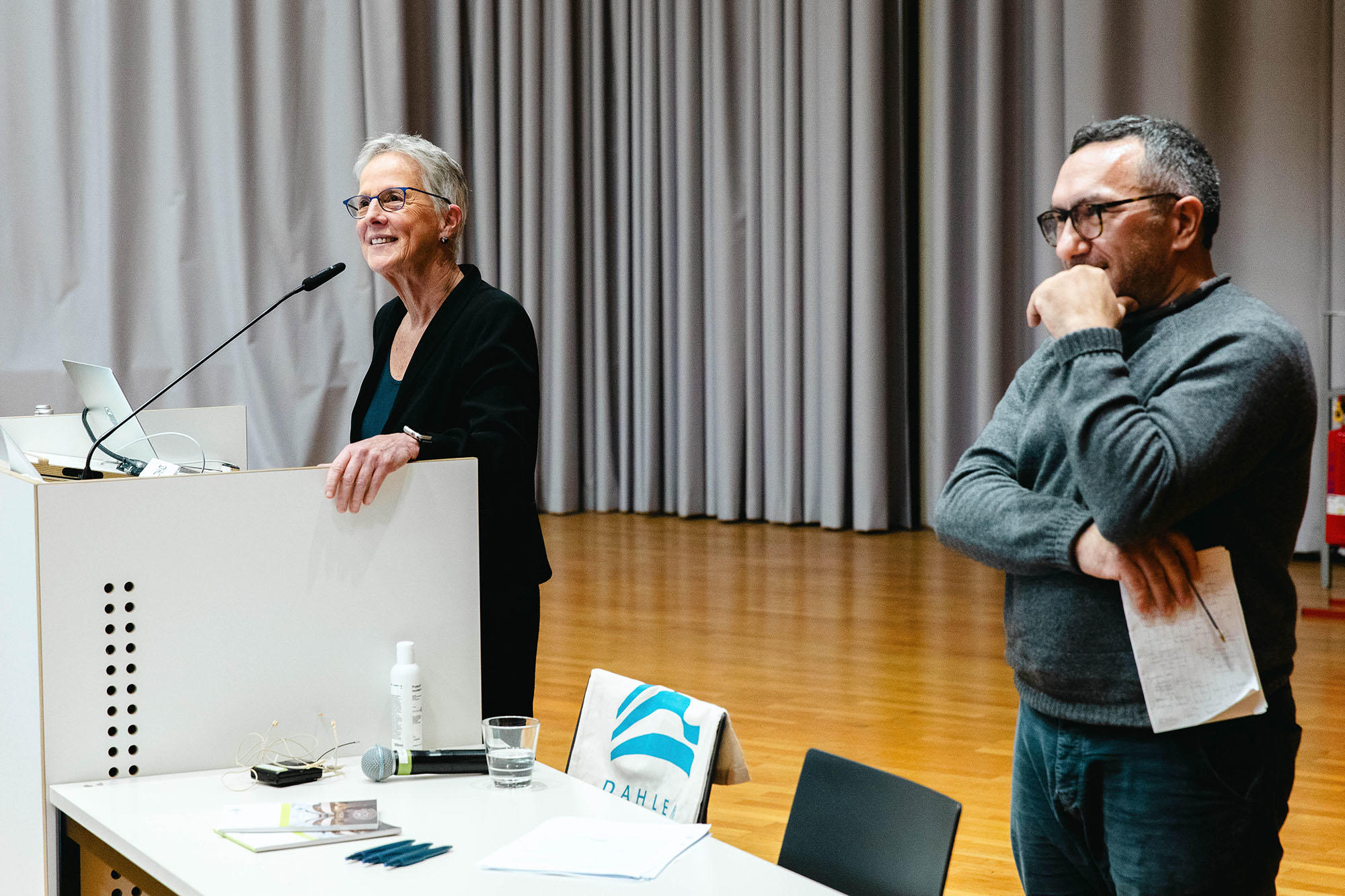 Robin Celikates und Wendy Brown am Rednerpult während der Diskussion mit dem Publikum