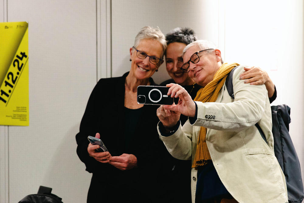 Wendy Brown macht ein Selfie mit zwei Zuhörern