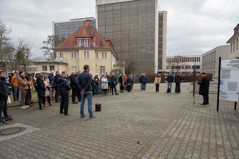 Das Gedenken fand auf dem Gelände des ehemaligen Kaiser-Wilhelm-Instituts für Anthropologie, menschliche Erblehre und Eugenik statt. Heute wird das Gebäude Ihnestraße 22 vom Otto-Suhr-Institut für Politikwissenschaft genutzt.
