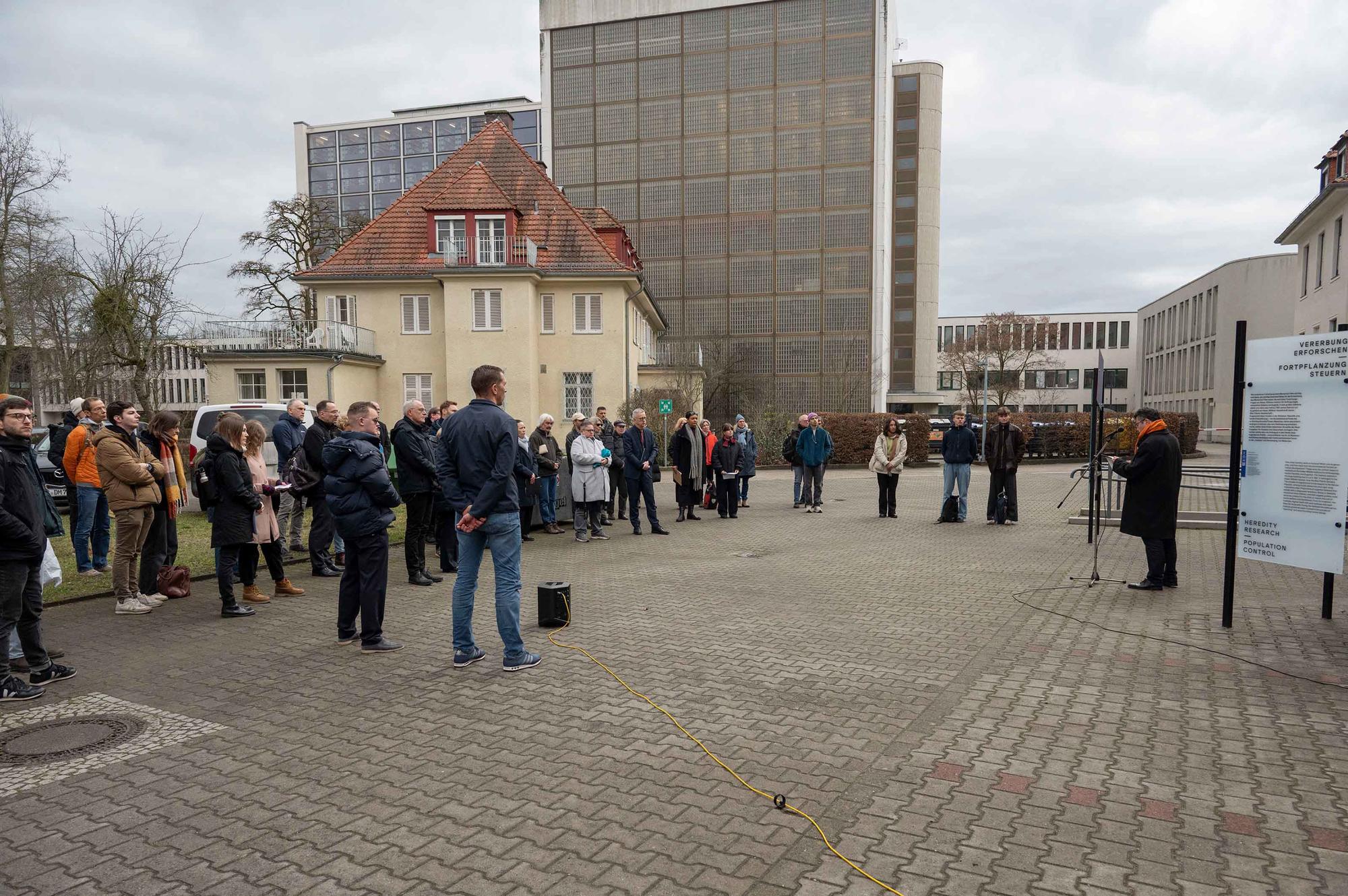 Das Gedenken fand auf dem Gelände des ehemaligen Kaiser-Wilhelm-Instituts für Anthropologie, menschliche Erblehre und Eugenik statt. Heute wird das Gebäude Ihnestraße 22 vom Otto-Suhr-Institut für Politikwissenschaft genutzt.