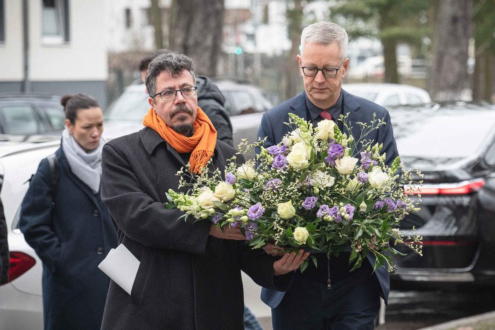 In Gedenken an die Opfer des Nationalsozialismus legten Politikprofessor Bernd Ladwig und Universitätspräsident Günter M. Ziegler (r.) am 27. Januar 2025 einen Kranz vor dem Eingang Ihnestraße 22 nieder.