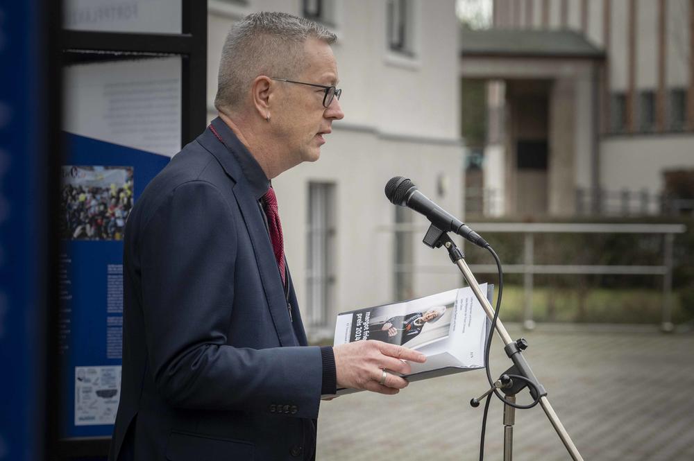 Universitätspräsident Prof. Dr. Dr. h.c. Günter M. Ziegler verlas einen Brief von Margot Friedländer. Die Holocaust-Überlebende hatte mehrfach in Veranstaltungen mit Studierenden gesprochen. 2022 wurde sie mit der Ehrendoktorwürde ausgezeichnet.