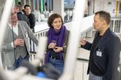 Kanzlerin Andrea Güttner (M.) im Gespräch mit Vizepräsident Prof. Dr. Georg Bertram (l.) und Prof. Dr. Timm John, Leiter der Arbeitsgruppe Mineralogie/Petrologie am Fachbereich Geowissenschaften.