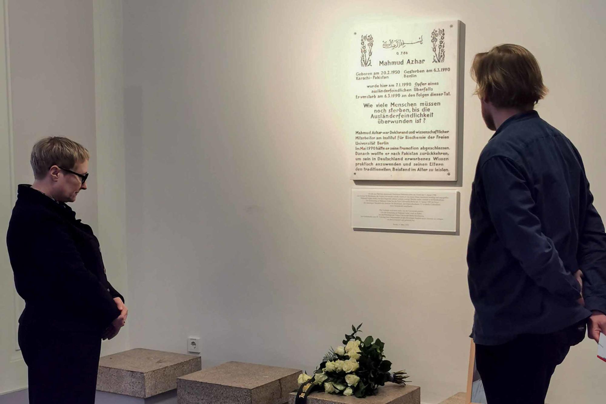 Stilles Gedenken: Die Erste Vizepräsidentin der Freien Universität, Prof. Dr. Verena Blechinger-Talcott (l.), und ein Vertreter des AStA der Freien Universität.