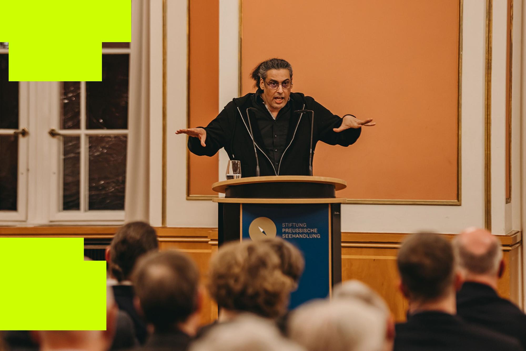Der Preisträger Abbas Khider bei seiner Dankesrede