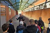 Was passiert hinter diesen Türen? Die Boys’Day-Gruppe erkundet die Pferdeklinik mit Philip Schmitz.
