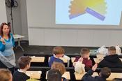 Im Vortrag von Prof. Isabelle Ruhnke erfahren die Schüler, welche Rolle Tierärzte und -ärztinnen für gesunde Frühstückseier spielen.