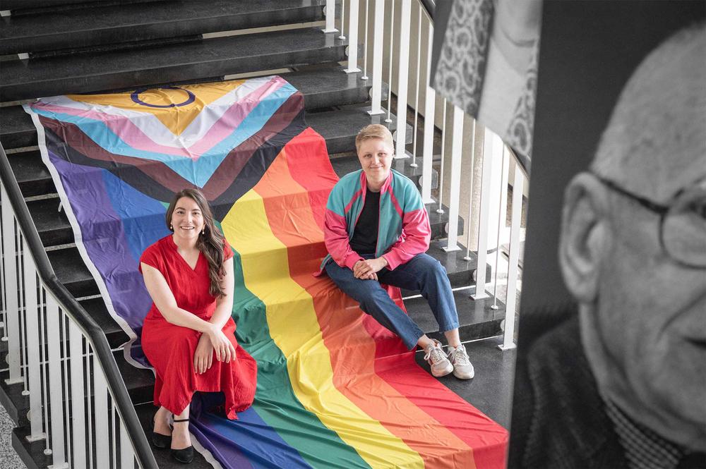 Pia Linscheid (li.) und Kris Lewandowski sind Teil des Queer Staff Networks der Freien Universität.