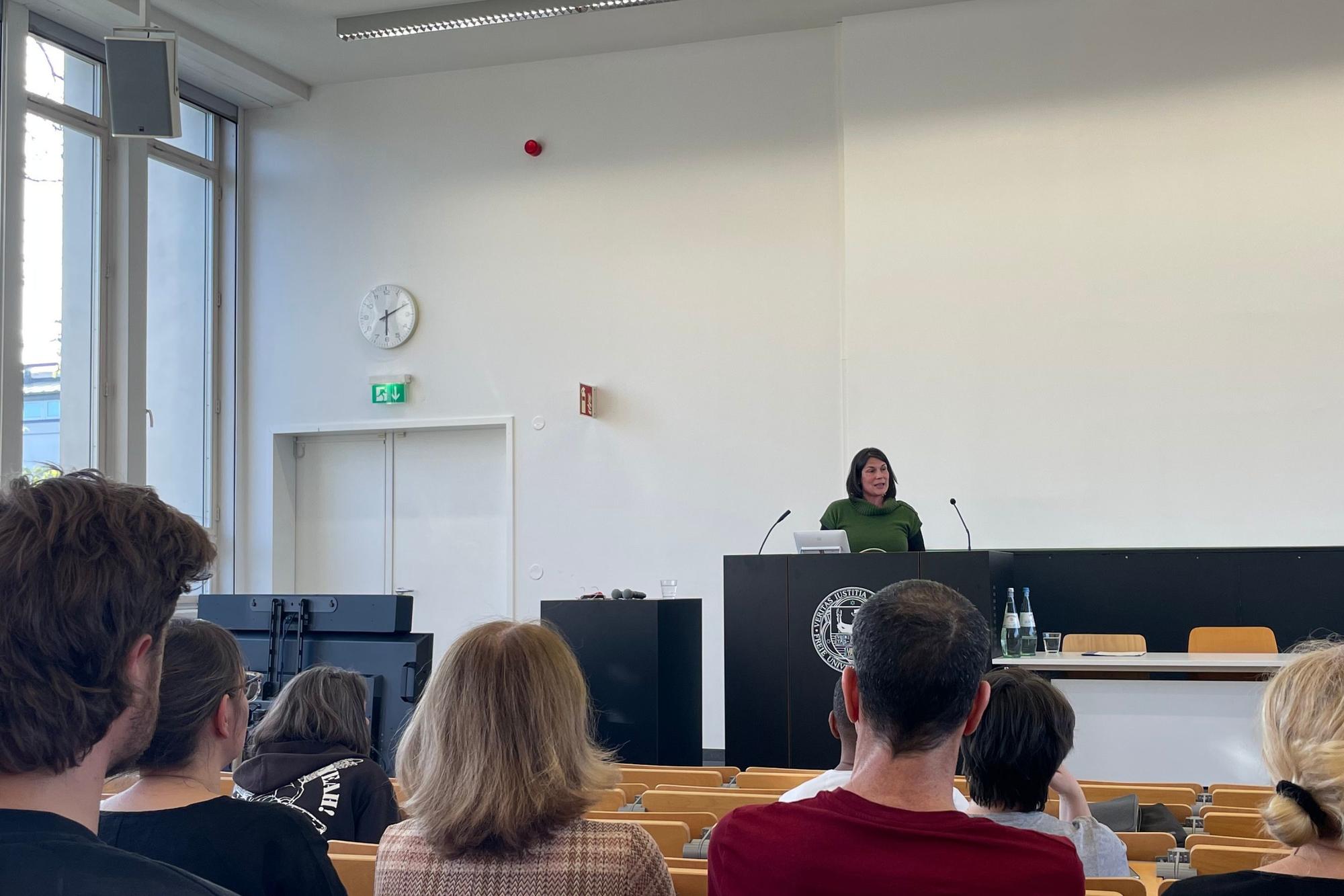 Rebecca Mak, Leiterin der Stabsstelle Diversity und Antidiskriminierung, bedankt sich bei Tupoka Ogette und weist auf das Schwerpunktthema „Rassismus“ der Stabsstelle hin, zu dem im Sommersemester verschiedene Veranstaltungen angeboten werden.