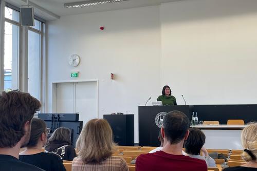 Rebecca Mak, Leiterin der Stabsstelle Diversity und Antidiskriminierung, bedankt sich bei Tupoka Ogette und weist auf das Schwerpunktthema „Rassismus“ der Stabsstelle hin, zu dem im Sommersemester verschiedene Veranstaltungen angeboten werden.