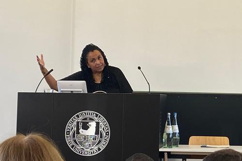 An der Freien Universität Berlin spricht Tupoka Ogette über Rassismus in Deutschland und an Universitäten. Sie fordert eine Auseinandersetzung mit dem strukturellen und anerzogenen Rassismus in Deutschland sowie mit den eigenen Privilegien.
