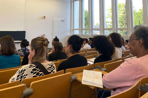 Gebanntes Zuhören und stille Betroffenheit im Hörsaal: Tupoka Ogette spricht über Rassismus und was Universitäten damit zu tun haben.