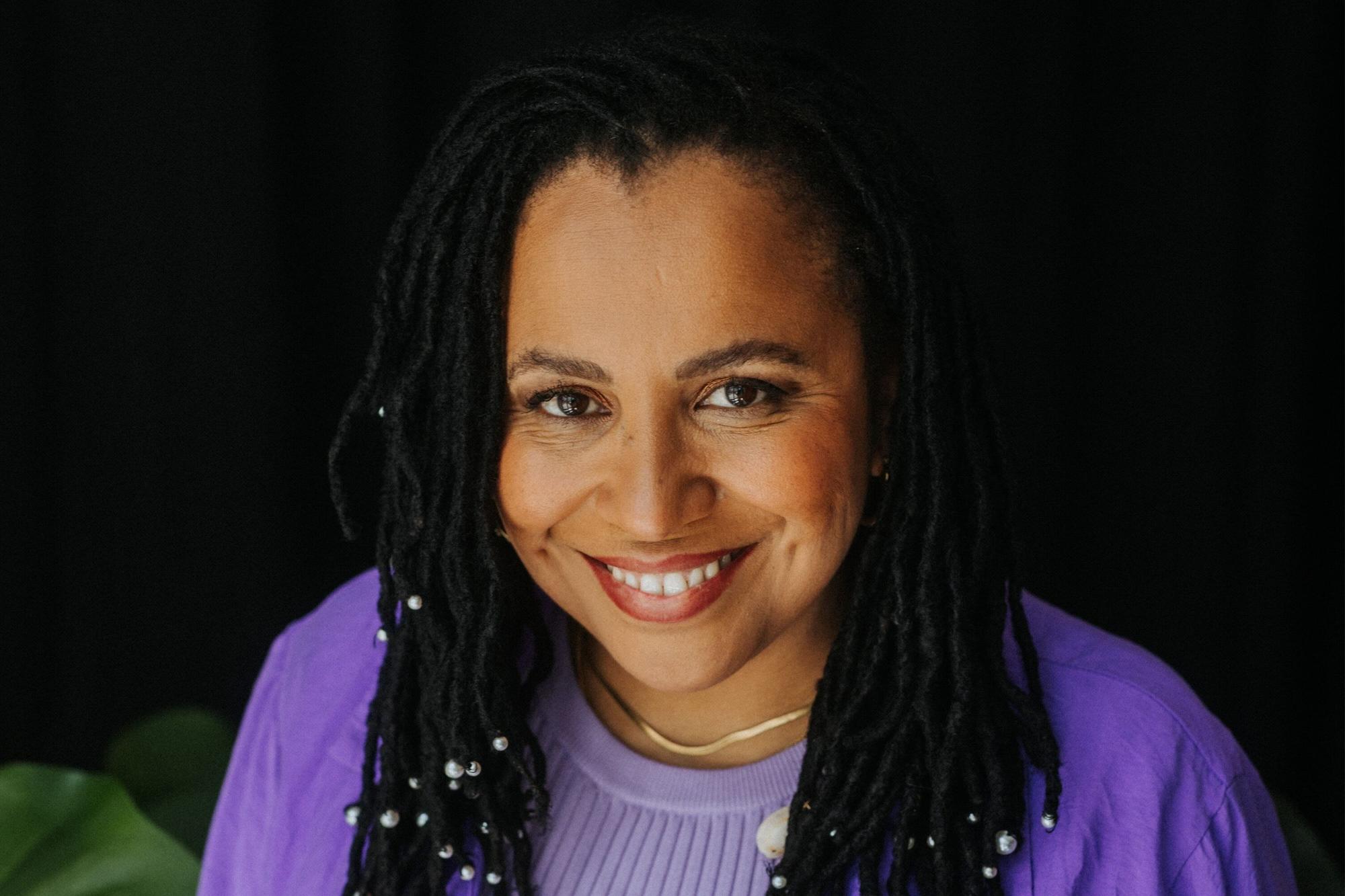 Tupoka Ogette ist Bestseller-Autorin und eine der bekanntesten Stimmen für Rassismuskritik und Antirassismus im deutschsprachigen Raum.