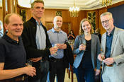 Freude bei Prof. Dr. Katharina Franke (2. v. r.), Ko-Sprecherin des neueingeworbenen Clusters Center for Chiral Electronics, und Universitätspräsident Ziegler (r.).