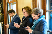 Die DFG-Liste mit den geförderten Exzellenzclustern ist online: Sotirios Agrofylax, Vizepräsidentin Prof. Dr. Petra Knaus, Kanzlerin Andrea Güttner