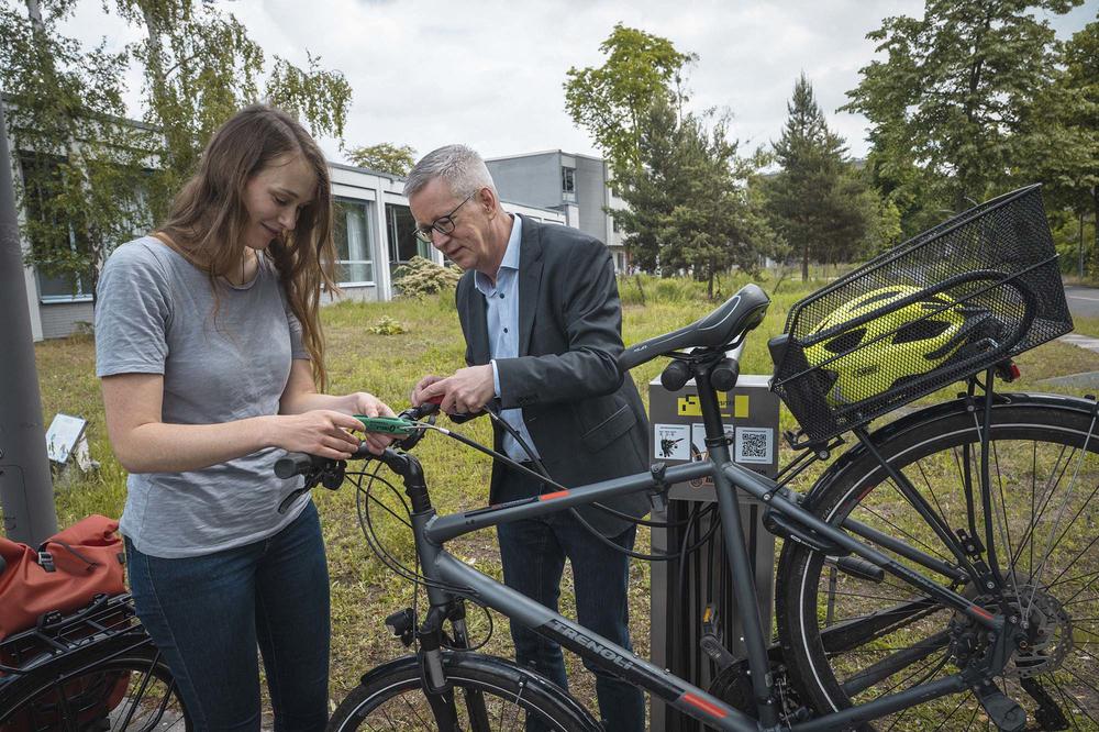 Gewusst wie: Universitätspräsident Günter M. Ziegler (r.) und Rebecca Rongstock (l.)  testen die neue Fahrradreparatursäule in der Garystraße.