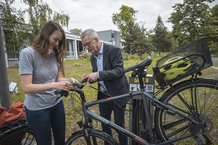 Gewusst wie: Universitätspräsident Günter M. Ziegler (r.) und Rebecca Rongstock (l.)  testen die neue Fahrradreparatursäule in der Garystraße.