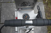 Die Fahrradpumpe hat Adapter für verschiedene Ventile.
