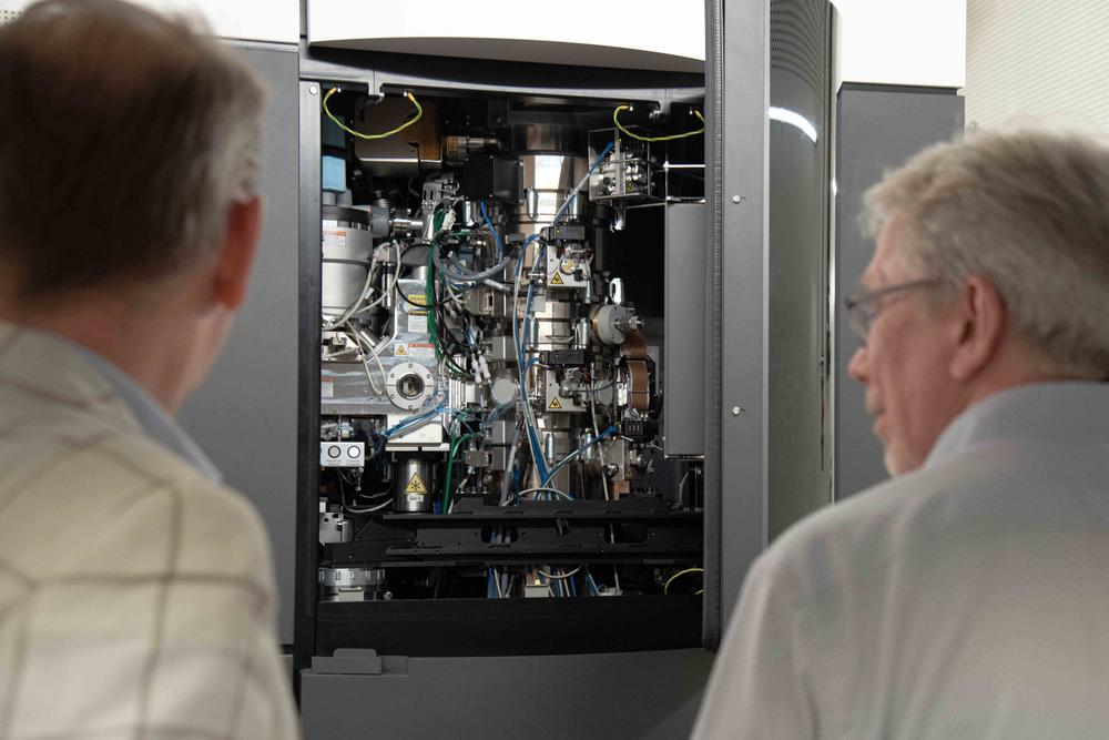 Außen schlicht wie ein Kühlschrank, innen Weltklasse: das 300-Kilovolt-Kryo-Transmissions-Elektronenmikroskop, mit dem atomar-aufgelöst Strukturen eingefroren in wässriger Umgebung untersucht werden können. (Links: P. Mock-Stümer, rechts: M. Matz)