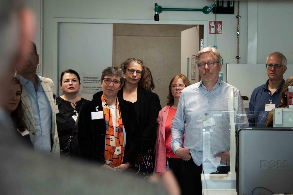 Kunstgeschichtsprofessorin Karin Gludovatz (2.v.l.), Politikwissenschaftsprofessorin Tanja Börzel (3.v.l.), Martin Matz, SPD-Abgeordneter (2.v.r.), Biologieprofessor Jens Rolff (r.)