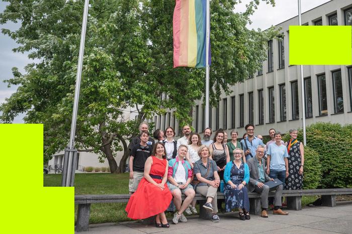 Mit der Inter*-Inclusive-Progress-Pride-Fahne setzt die Freie Universität ein Zeichen gegen jede Form von Diskrimierung.