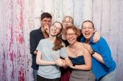 Bitte recht freundlich: Freunde in der Fotobox