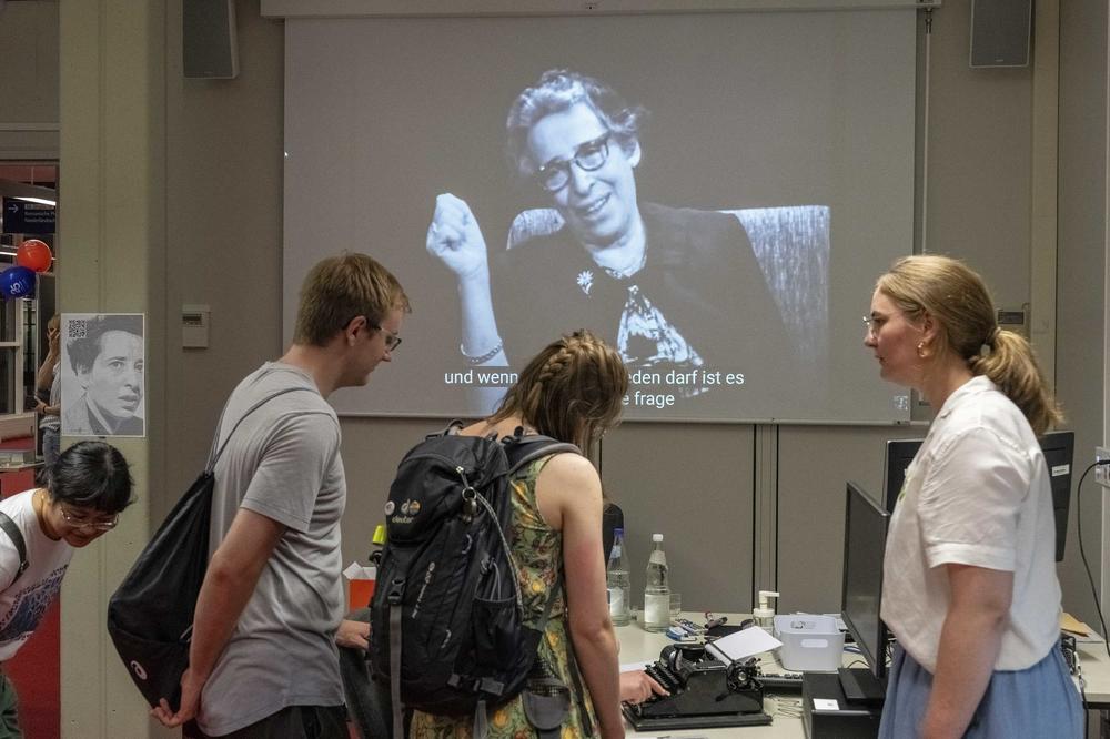 Auch die an der Freien Universität Berlin angesiedelte Hannah-Ahrendt-Forschungsstelle Berlin präsentierte sich bei der Langen Nacht der Wissenschaften.
