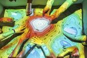 Mit den Händen in der virtuellen Sandbox konnten Besucher*innen erkunden, was die Topographie über den Untergrund aussagen kann und wie sie sich in der Natur entwickelt.