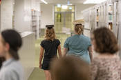 Bücher balancieren. Zum zehnjährigen Bestehen hatten sich die Campusbibliotheks-Mitarbeiter*innen kleine Herausforderungen ausgedacht.