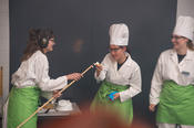 Showtime: Die Mitglieder der Arbeitsgruppe von Sebastian Hasenstab-Riedel treten im chemischen Kochduell gegeneinander an.